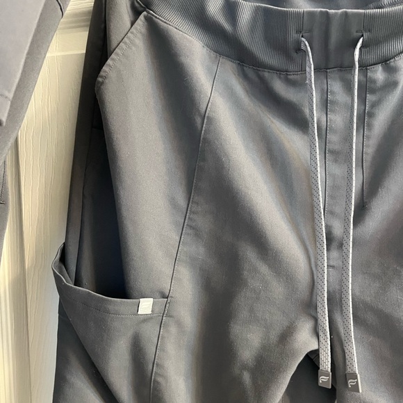 Fabletics Grey Scrub Set - Picture 5 of 6